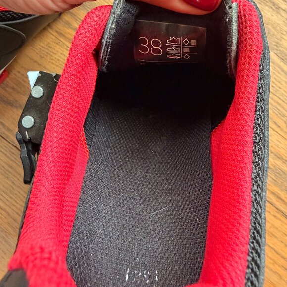 Peloton Shoes Unisex | Black & Red | Size 38 / 7 | Good Used Condition - Picture 5 of 9